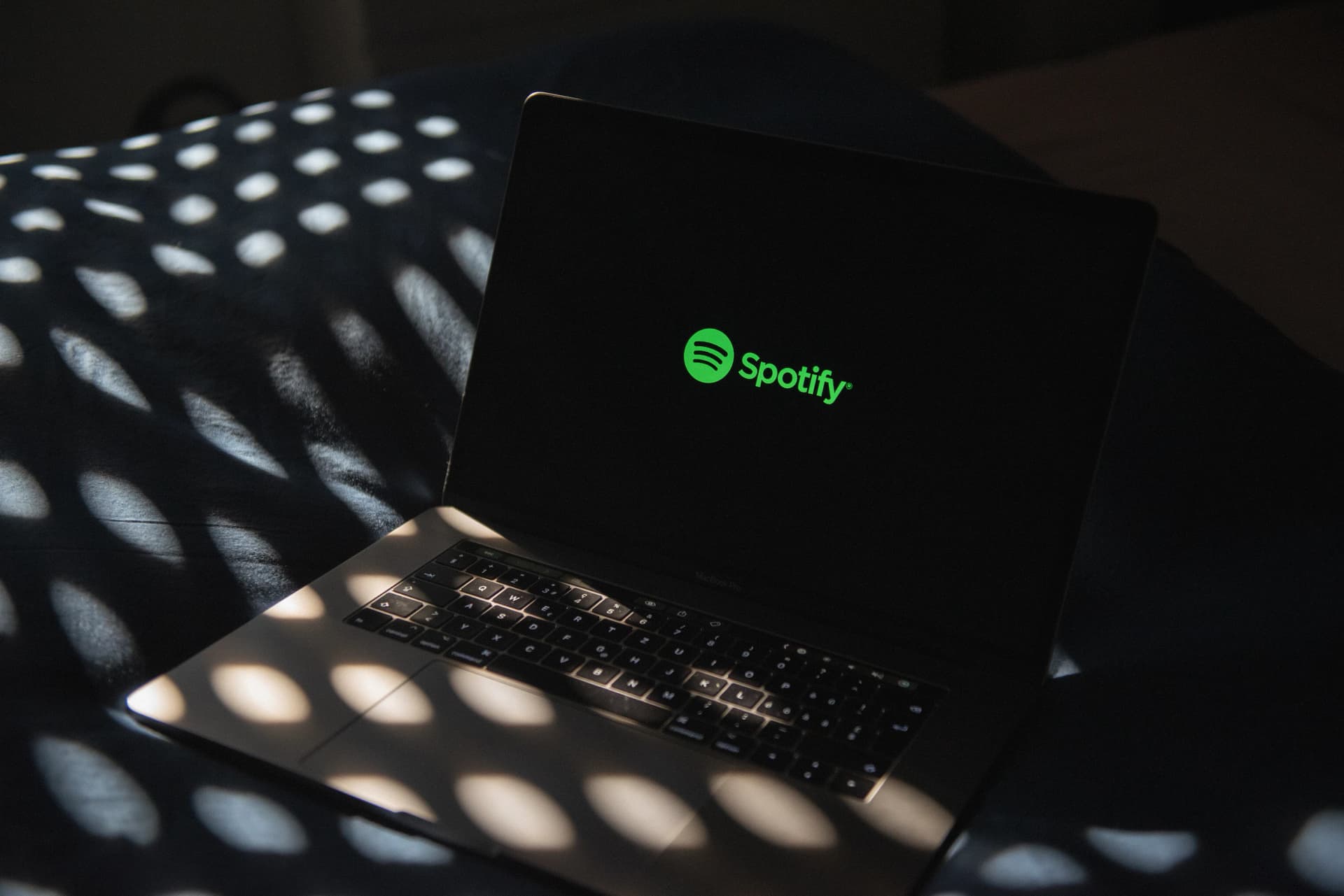 Spotify launching AI podcast translation, FT’s growth – weekly news digest
