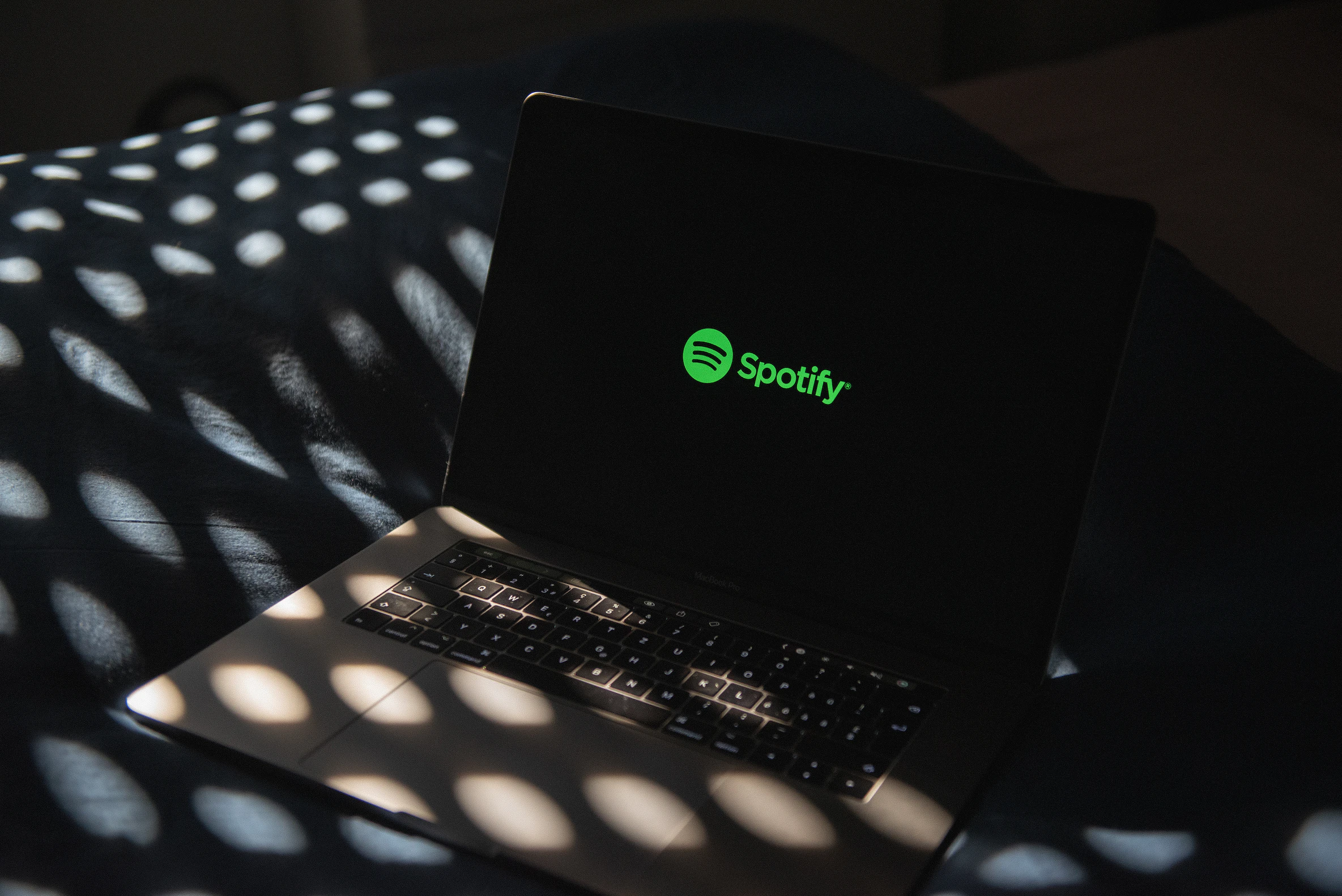 Spotify pilots AI voice translation for podcasts